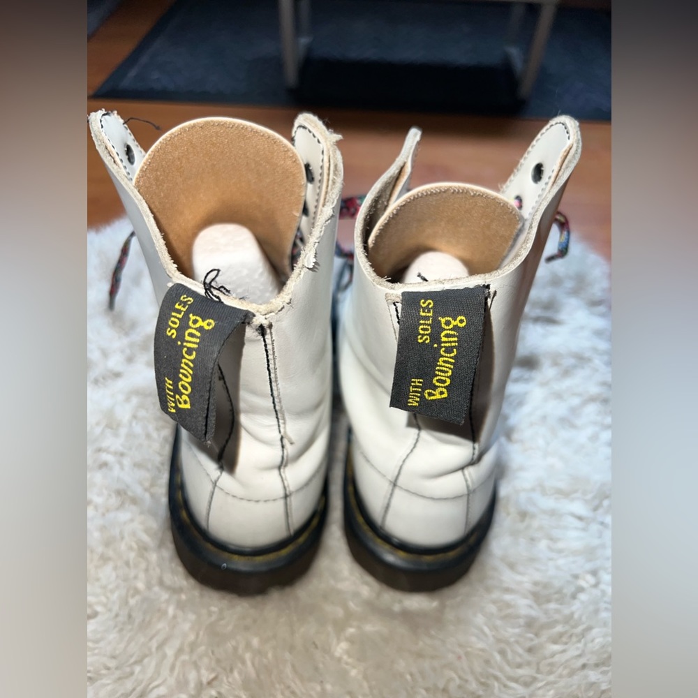 VINTAGE WHITE DR MARTENS W/ FLORAL LACES - Picture 5 of 6
